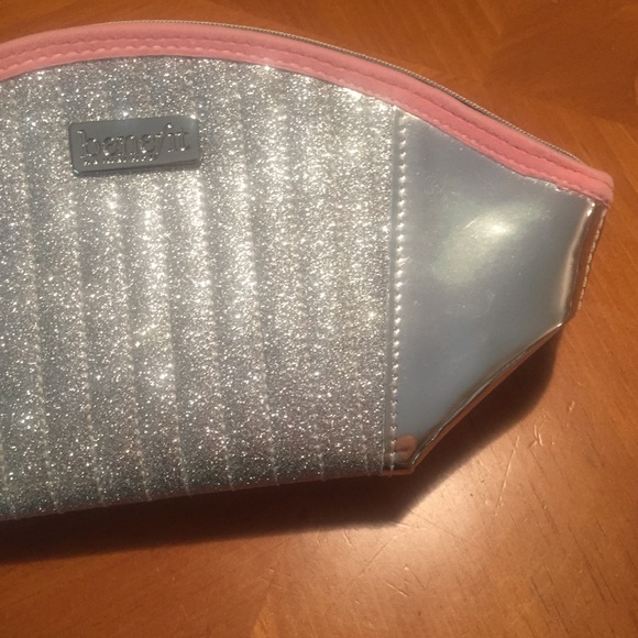 Benefit Cosmetics Roller Dome Makeup Bag - Picture 5 of 7